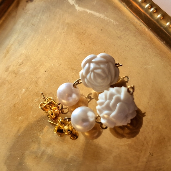 White Rose and Faux Pearl Post Pierce Earrings - Picture 5 of 6